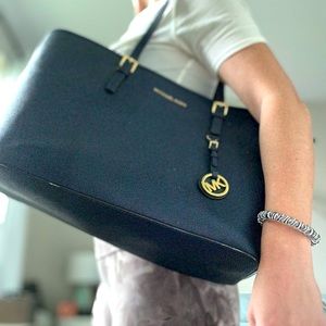 Large Michael Kors shoulder tote that easily fits laptop. Great work bag!